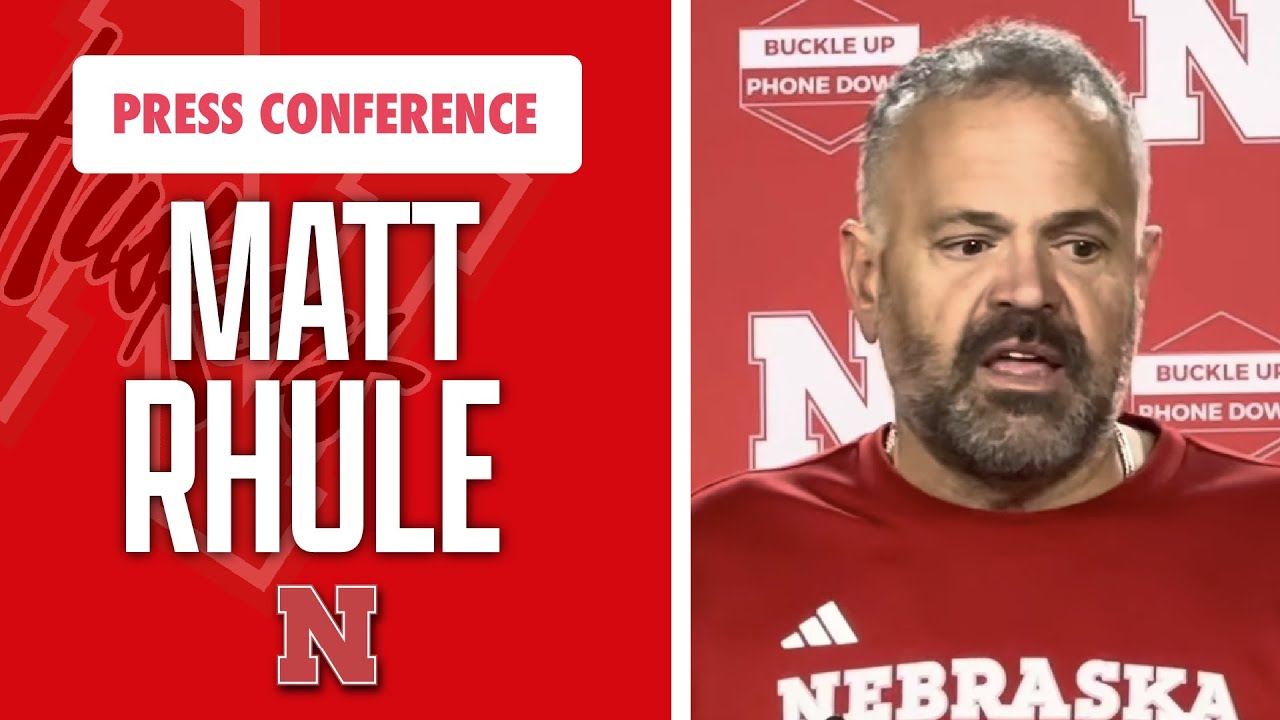Главный тренер футбольной команды Небраски Мэтт Рул встречается со СМИ в четверг перед матчем UCL...