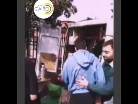 دموع كوبيلاي أكا تغالبه أثناء توديعه فريق عمل الحفرة