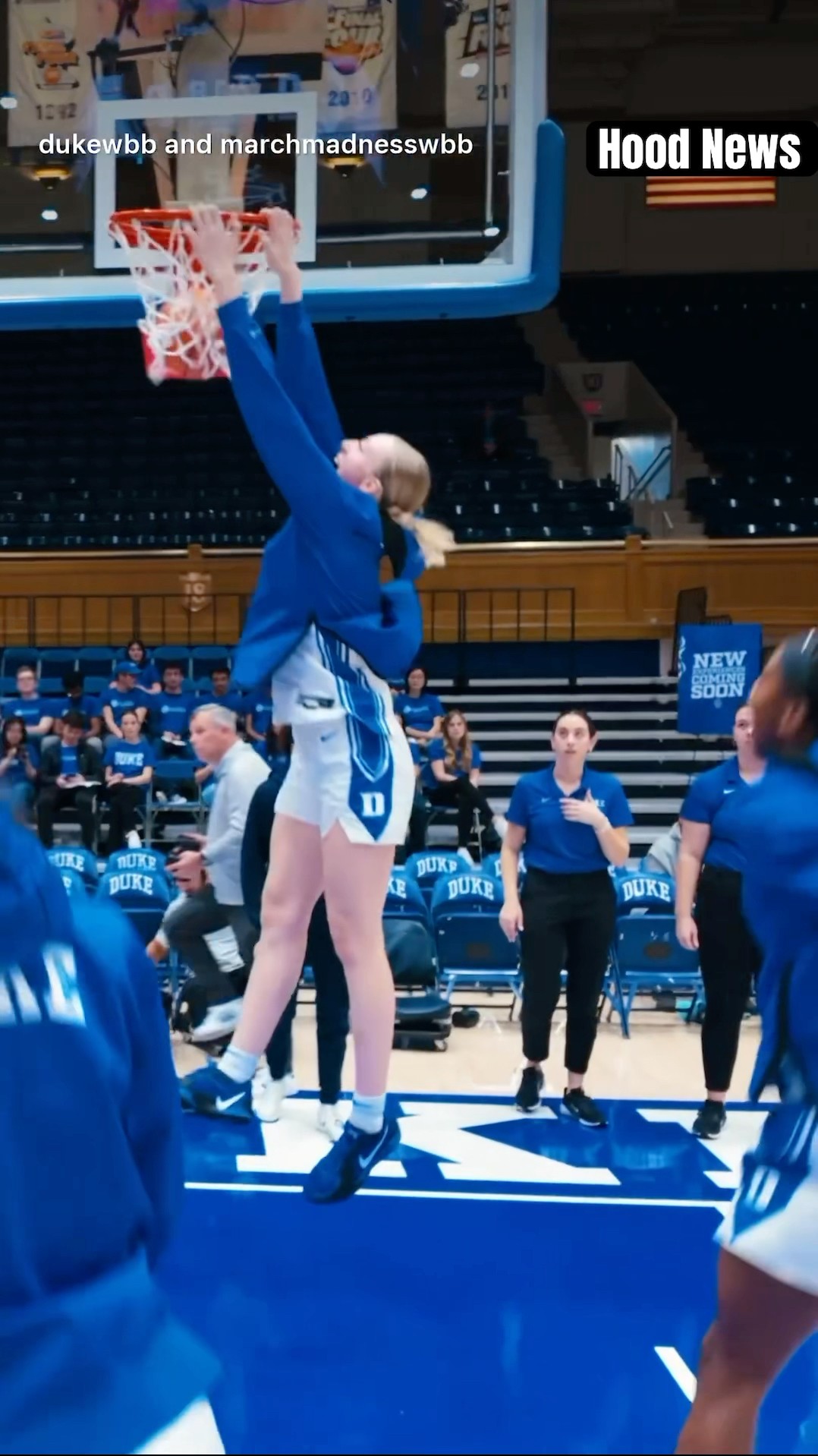 Yes, She can dunk #hoodnews #tobyfournier #duke #basketball #dunk #omg #how #wow #howto #wowzers