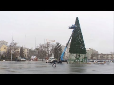 На Театральной площади заканчивают установку городской елки