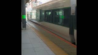 ＪＲ新宿駅を発車して行きます…ＪＲ中央本線 特急富士回遊 河口湖行き【E257系5500番台】ジョイント音…