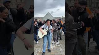 Il y a quelques jour j'ai chanté "Hey bro" devant le Louvre à Paris et il s'est passé ça... #shorts