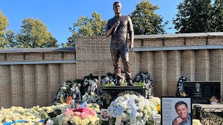 Памятник Юре Шатунову скульптор Виктория Тищенко и море белых роз Троекуровское кладбище