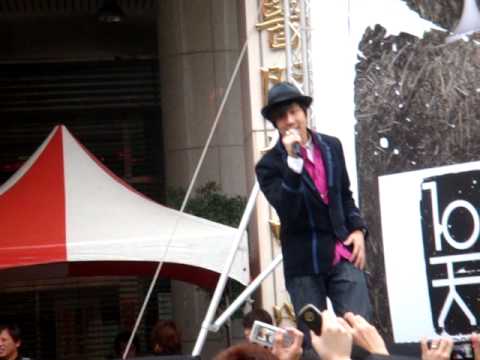 2009/12/27 林俊傑西門簽唱會 (背對背擁抱)