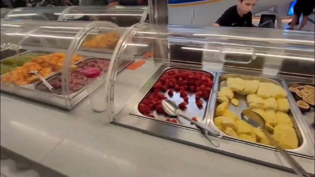 GROS BUFFET A VOLONTÉ Air Lunch, un avion et une multitude de choix à manger pour la famille #buffet
