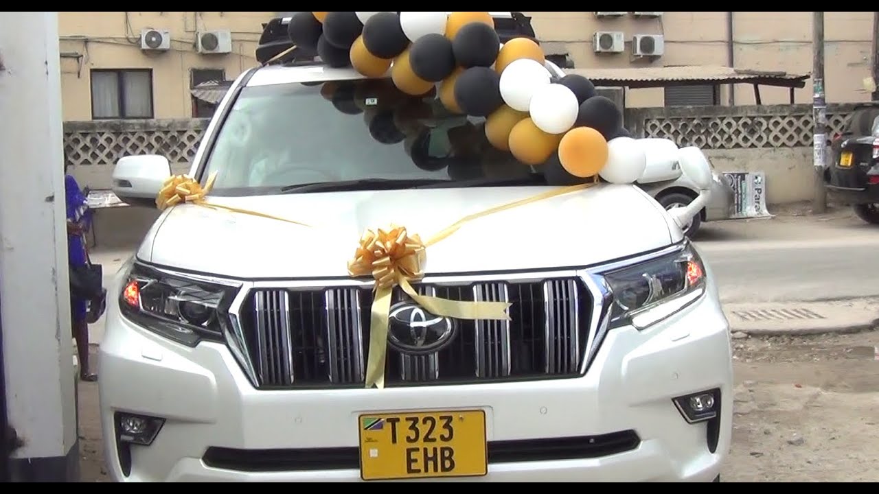 GARI LA KIFAHARI ALILONUNULIWA  MCH.MULOKOZI NA WAUMINI WAKE WAKIADHIMISHA SIKU YA WACHUNGAJI.