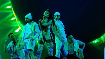 Ariana Grande - Fake Smile (Sweetener World Tour, Vancouver)