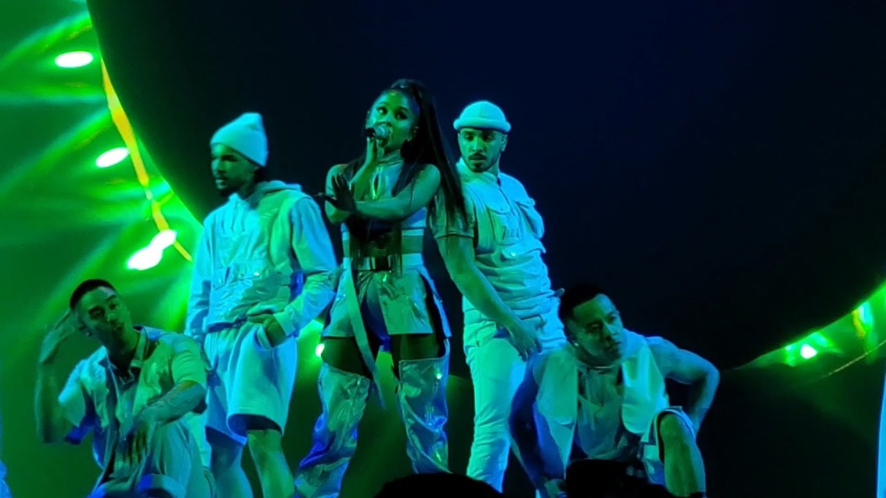 Ariana Grande Fake Smile Sweetener World Tour Vancouver