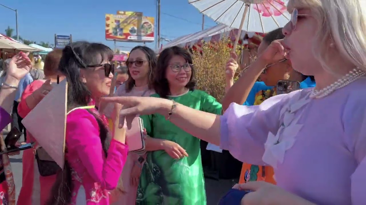 Ca Sĩ Khánh Bình Review Chợ TẾT Phước Lộc Thọ Khu Người Việt Cali Nước Mỹ 🇺🇸 