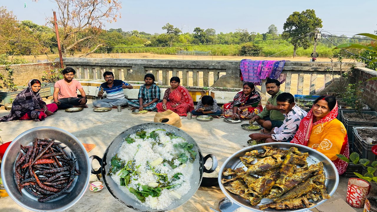 আনন্দ করে মোরুর বাড়ির টক পালন দিয়ে খুদের ভাত খয়রা মাছ ভাজা দিয়ে সবাই মিলে জমিয়ে খাওয়া দাওয়া॥