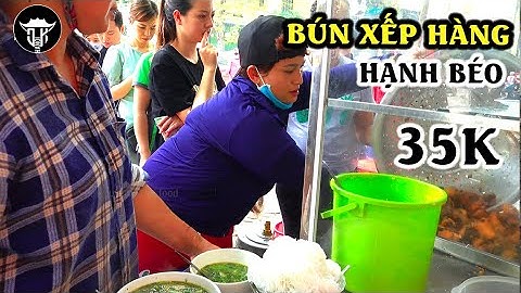 Cận cảnh xếp hàng gian nan tại quán bún cá chấm đông nhất Hà Nội