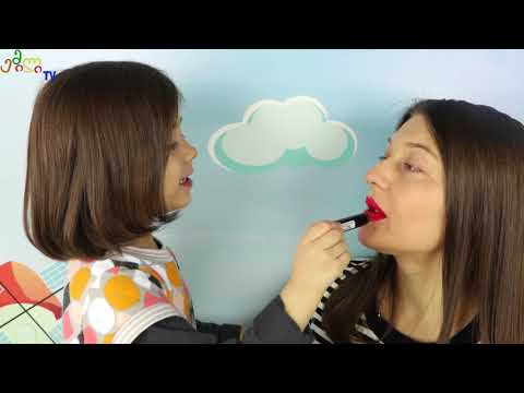 ემილია არჩევს საჩუქარს დედიკოსთვის, წინასწარ ულოცავს 3 მარტს დედის დღეს