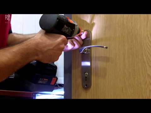 Video: Jak vložíte poštovní slot do dveří?