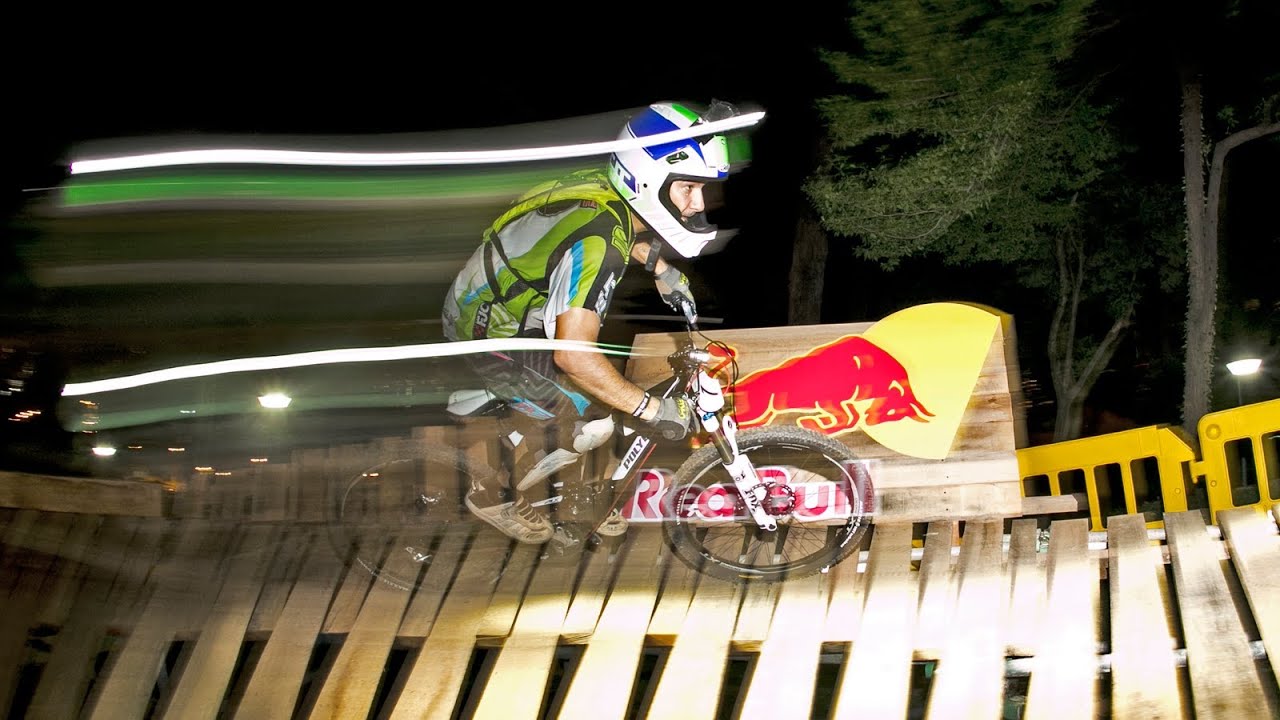 Downhill MTB in the Dark - Red Bull Dark Knights 2013 Singapore