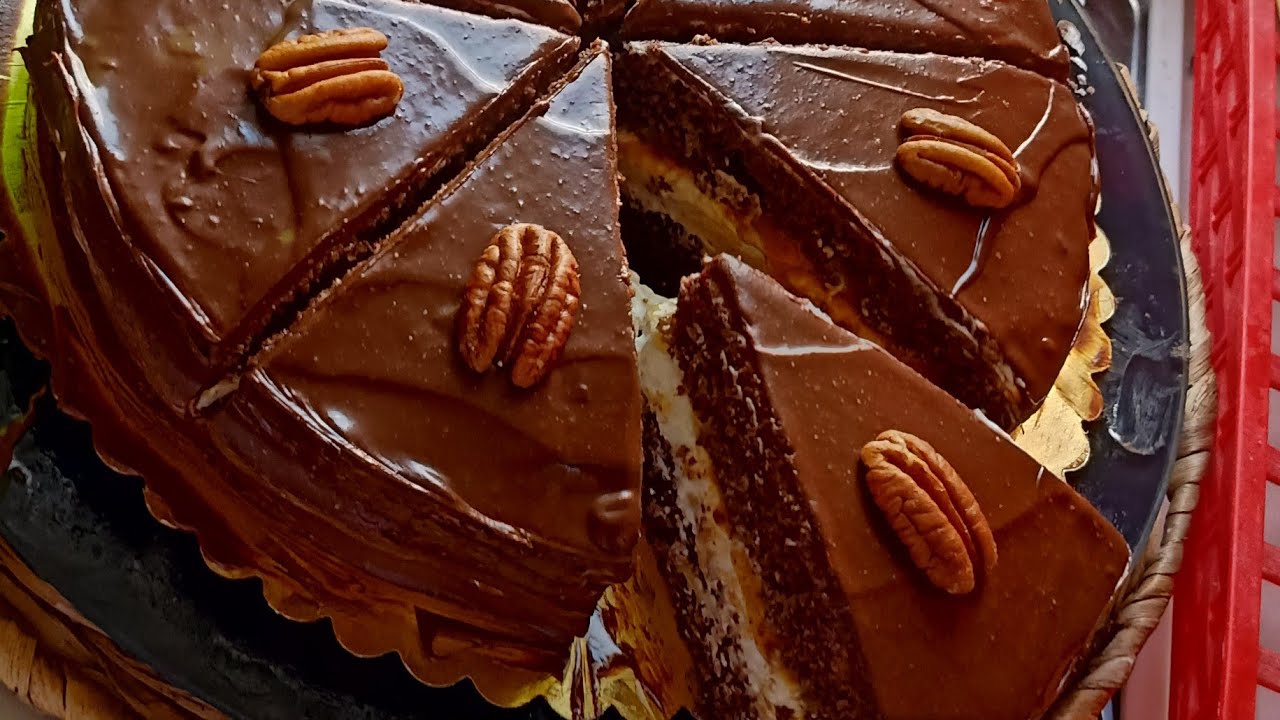 كيكة بالشوكولاتة والكارامال والموز كل قطعة منها هي جرعة من السعادة 😋🍌تذوب في الفم وساهلة للمبتدئات