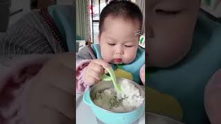 baby eating food 🍔 #cute #shorts #baby #youtubeshorts #status screenshot 4