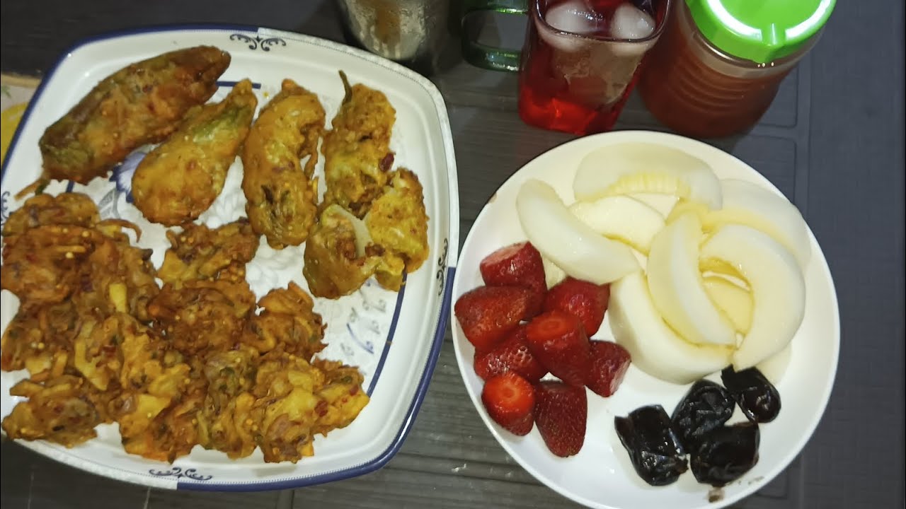 Aj nani ke kitchen mein aftaari mein bane cabbage ke roll Mirchi ke sath aur pakore 😋