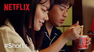 2人でブタメン食べてみた | なこなこカップルの「となり、空いてます。」| Netflix Japan