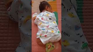 Tummy Time Baby Sabira 1 bulan. Bayi tetap nyaman meski baru pertama kali.