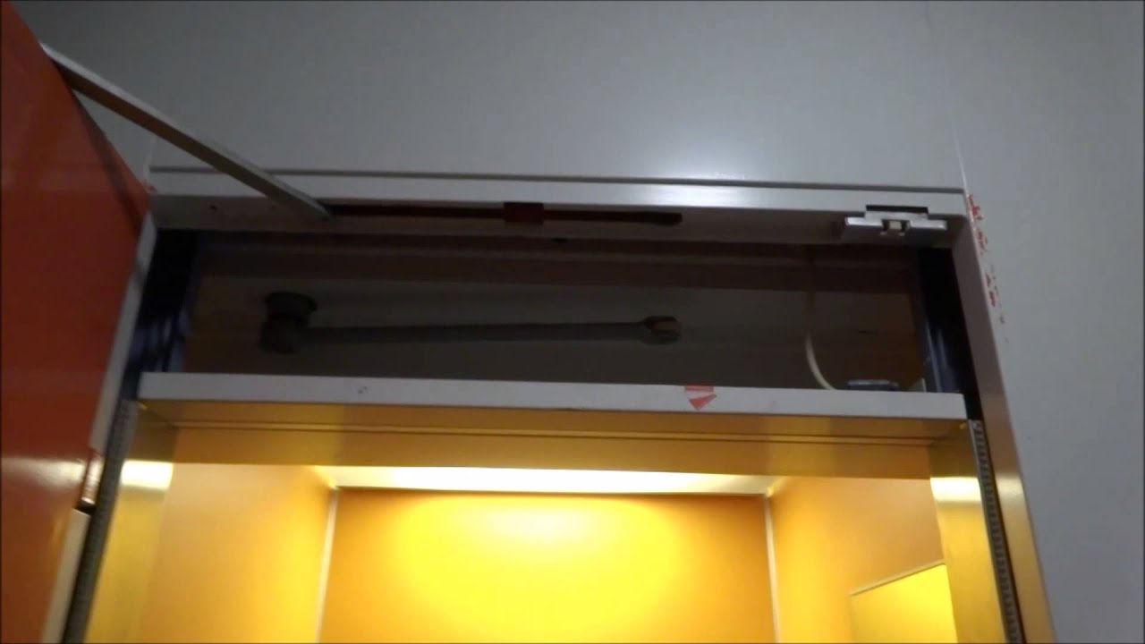 Merry Christmas 2014! KONE Roped Hydraulic Elevator @ Humlegårdsgatan 5, Söderhamn, Sweden.