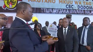 DUH.! MAGUFULI ALIVYOIGOMEA TUZO YAKE "HIYO TUZO HAIKUNISTAILI MIMI,NISIJE NIKAPATA KIBURI"