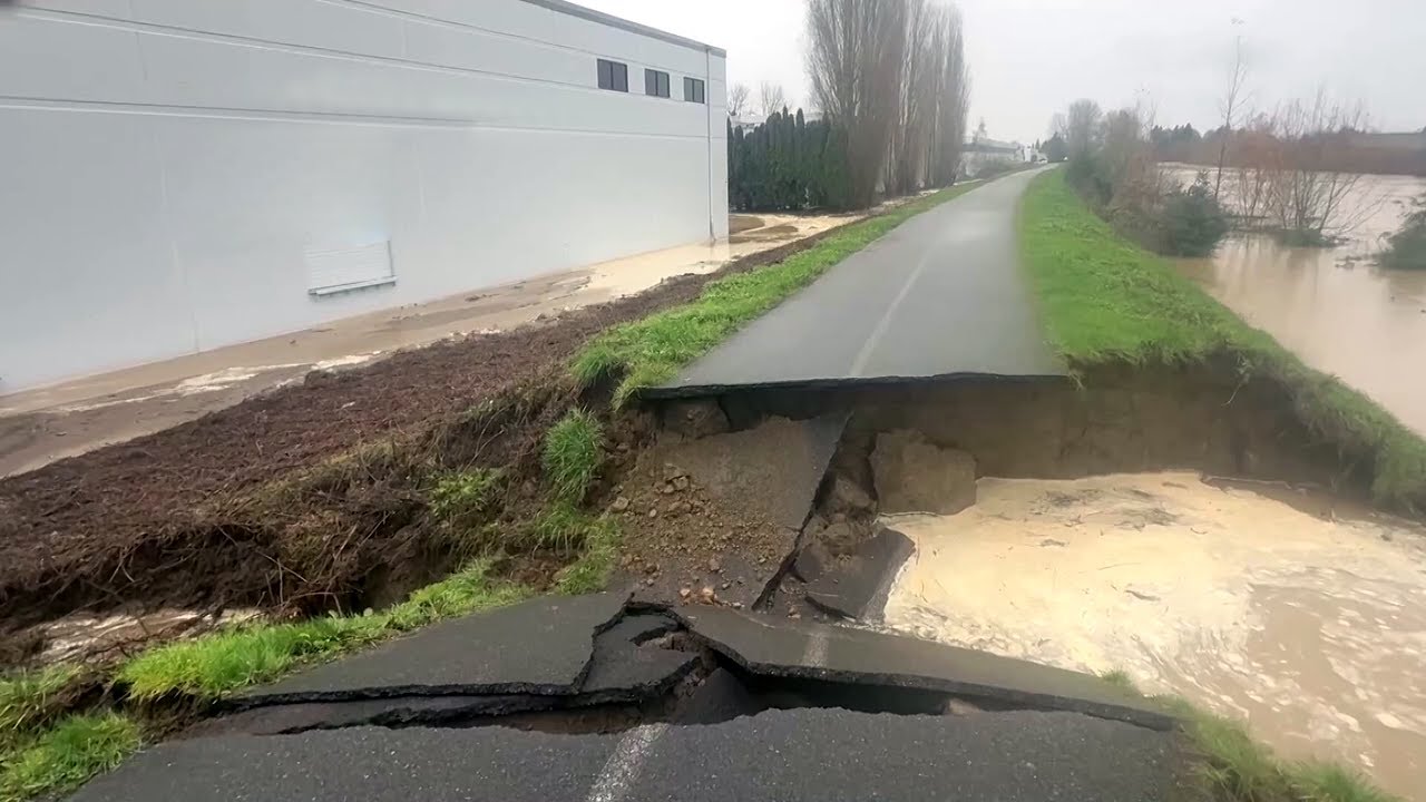 Flash flood warnings follow levee breach in Washington state - YouTube