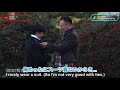【感動】道端でネクタイ結べず困ってる若者を助ける人々の対応に大感激