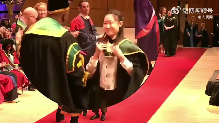 At the #graduation ceremony in a UK college, a #Chinese student performed a handsome #somersault - DayDayNews