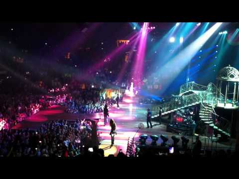 taylor-swift-and-selena-gomez-"who-says"-live-at-msg