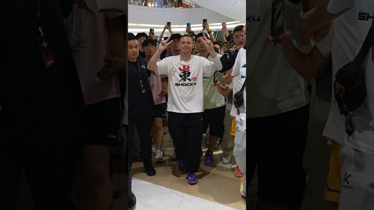 Professor Returns to China after 7 Years, Gets Crazy Response