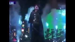 Idina Sings Off Pitch - 2014 New Years Eve