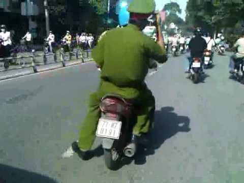 Cong an vi pham luat giao thong - YouTube