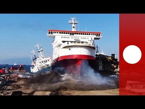 Vidéo : arrivée fracassante d'un bateau sur son quai de démantèlement en Turquie