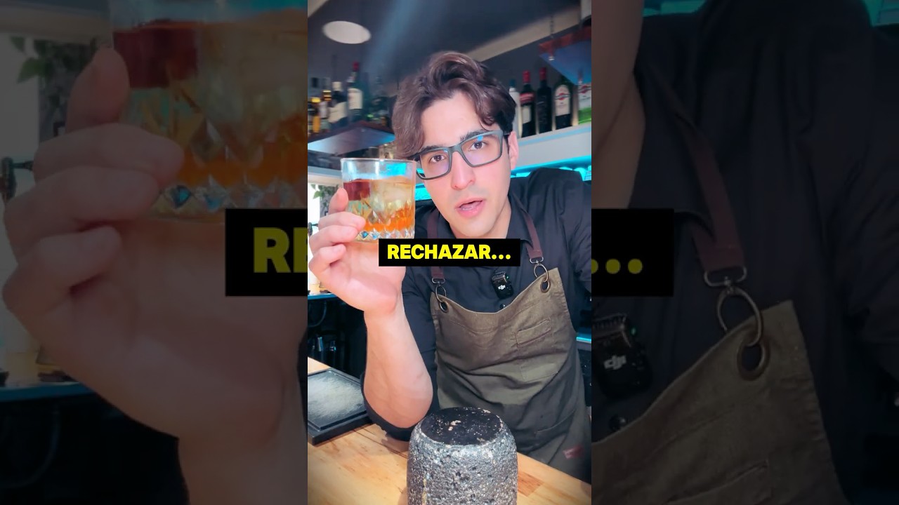 ⚠️ ¡ESTA BEBIDA ES TAN PELIGROSA COMO EL PADRINO! Godfather… #shorts #bartender