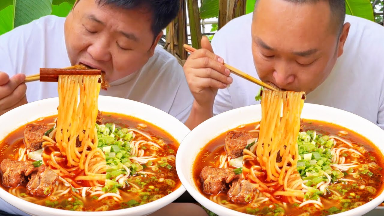 大哥想吃牛肉麵，二弟立刻安排“襄陽牛肉麵”，一口牛肉一口面大口嗦著吃太爽了【鐵鍋視頻】