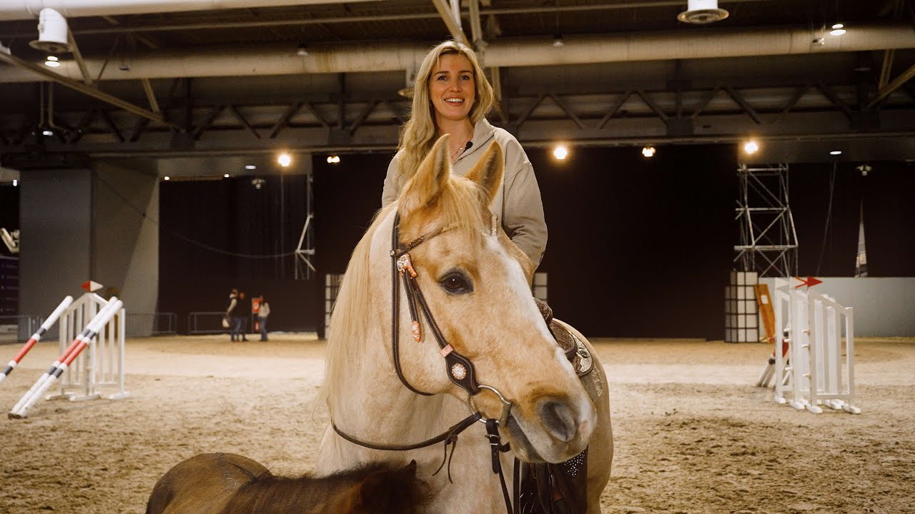 Julia Libertyhorses sattelt die Pferde