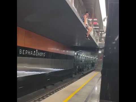 Мужчина чудом не упал под поезд на станции Проспект Вернадского - Новости Москва