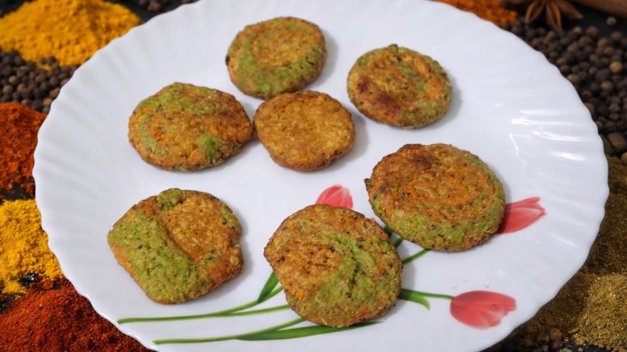 इस होली कुछ नया बनाएं  रंग बिरंगी कुरकुरी मठरी रेसिपी