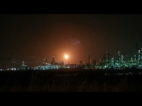 מפרץ חיפה לפיד בוער בעוצמה חריגה בבתי הזיקוק 