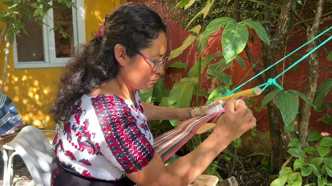 How to finish your backstrap loom / remove your weaving (Part 1/2)