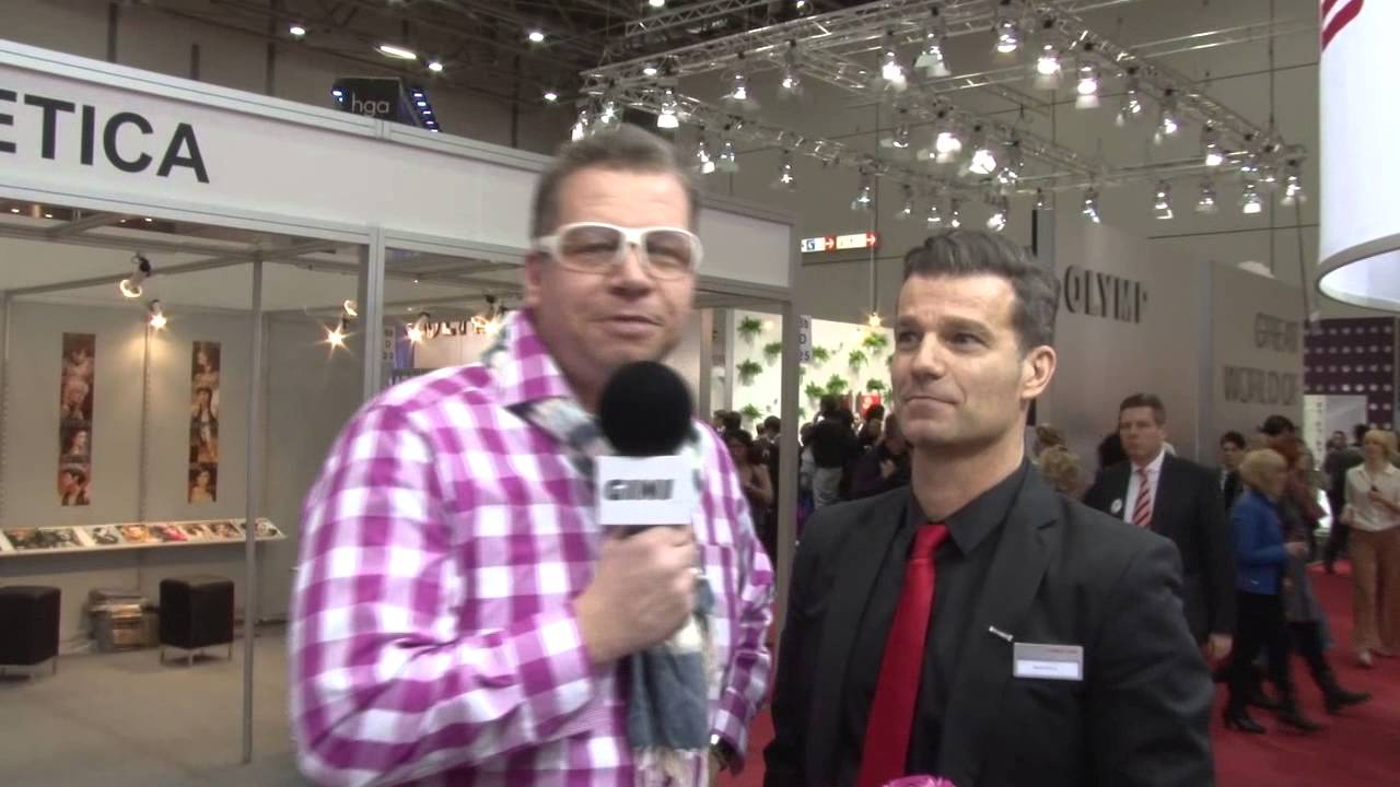 Moderator Harry Flint auf der Suche nach Gini bei der Top Hair Messe Düsseldorf