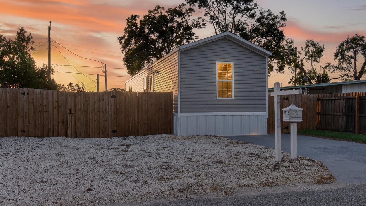 1925 Patriot Ln, Holiday, FL