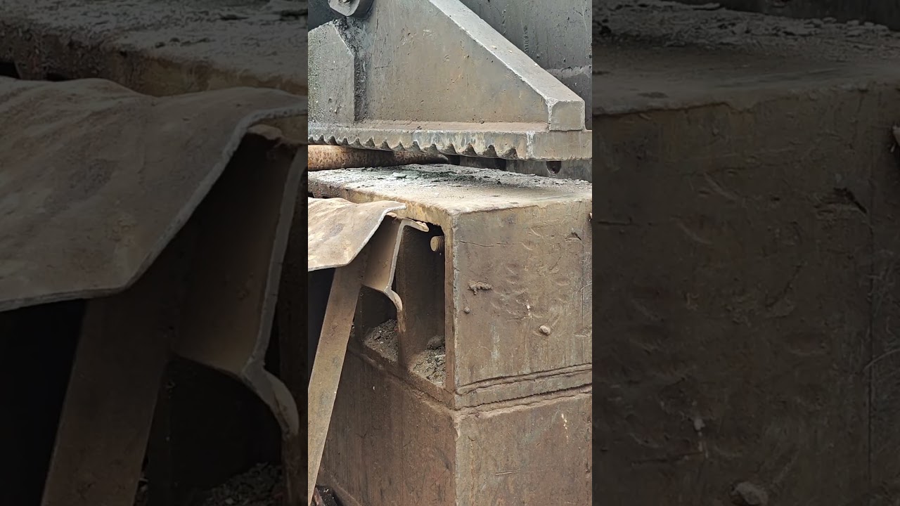 Scrap metal cutting process with hydraulic shears 