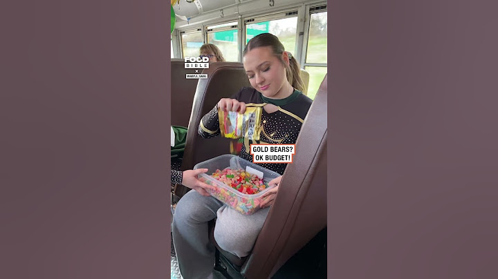 This might be the ultimate candy salad 🥗 🍬       🎥: TikTok/makayla_isabel