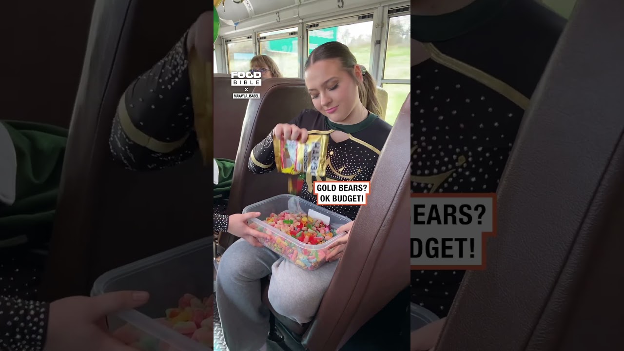 This might be the ultimate candy salad 🥗 🍬       🎥: TikTok/makayla_isabel