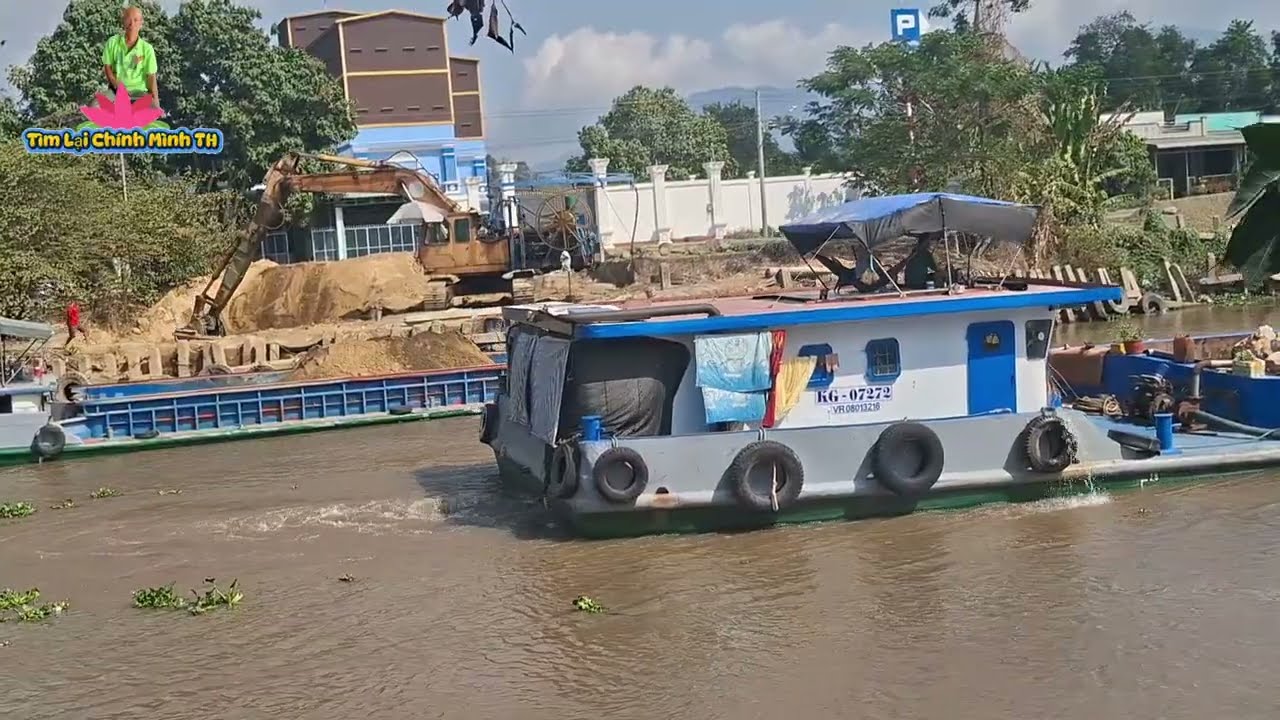 Cảnh nhửng chiếc xà lan khẩm duy chuyển trên sông