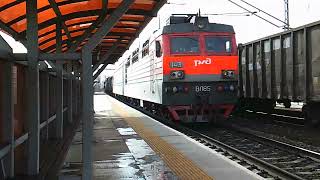 очень приветливый ВЛ85-143 с грузовым поездом проезжает о.п.Сады-2.