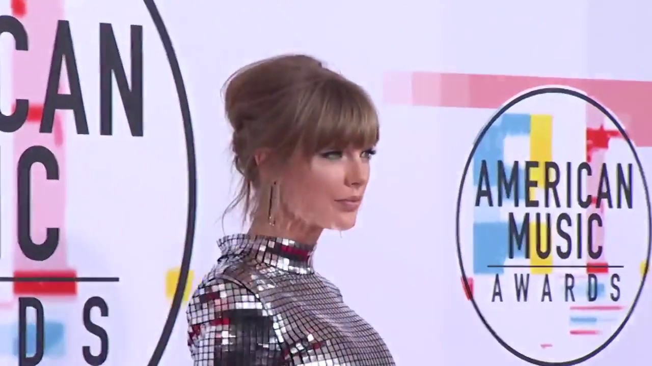 Taylor Swift In Sexy Silver Dress On American Music Awards 2018