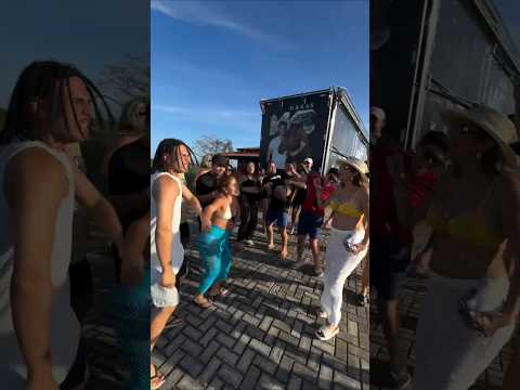 O caminhão do Tirullipa virou um trio elétrico