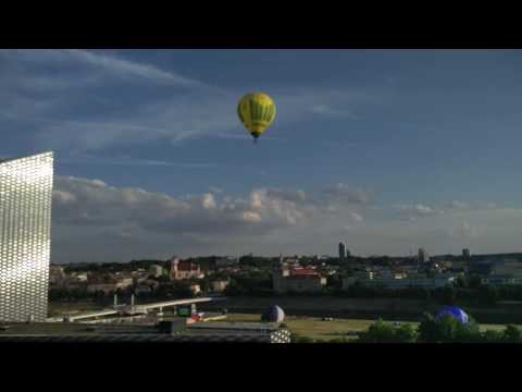 Video: Balionai Kovos Su Varnomis Lietuvos Mieste